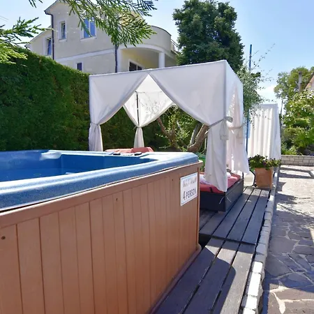 Mit Pool Und Whirlpool In Der Naehe Des Strandes By Interhome